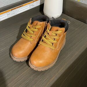 NEW! CARTER'S Childs Trail Boot  Hiking Shoe Ankle Boot Unisex 10